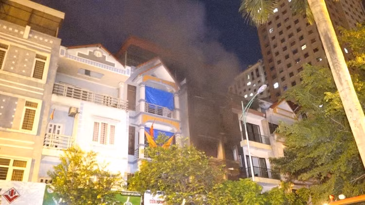 Đêm Trung thu 2 nhà ở Hà Nội cháy rừng rực, giải cứu 4 người