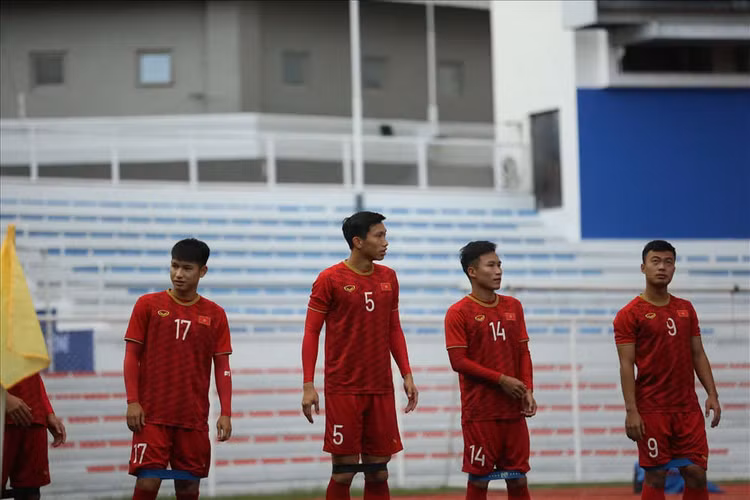 U22 Việt Nam tập luyện bên ngoài đường pitch vì phải chờ quá lâu. Ảnh: HOÀI THU