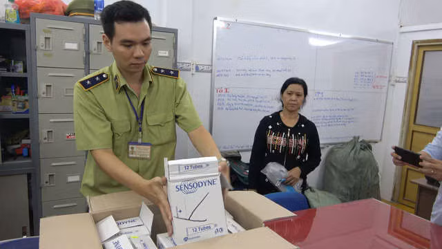 Hàng hiệu giá 50.000 đồng được bày bán nhan nhản tại chợ An Đông - Ảnh 1.