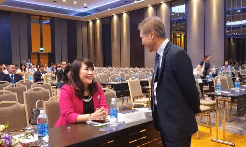 Bà Lương Thị Cẩm Tú trao đổi với ông Lê Minh Quốc tại phiên họp sáng 26/4. Ảnh: Phương Đông.