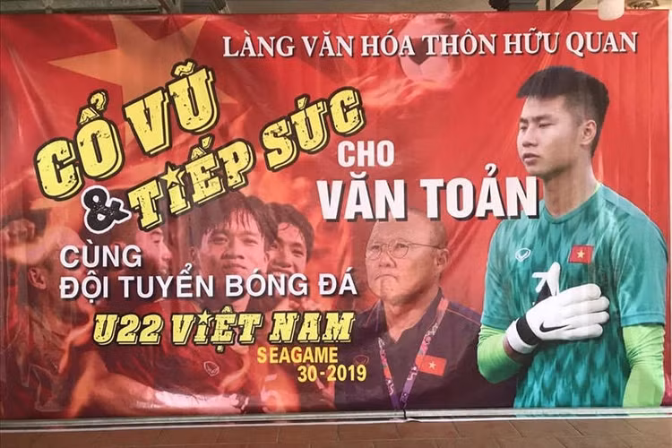 Gia đình thủ môn Văn Toản tiếp lửa đường xe cho U22 Việt Nam. Ảnh: Mai Dung