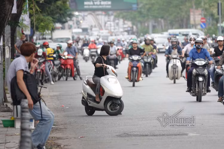 Vội vã quặt xe chạy trốn cảnh sát 141, cô gái nổi nhất phố Hà Nội