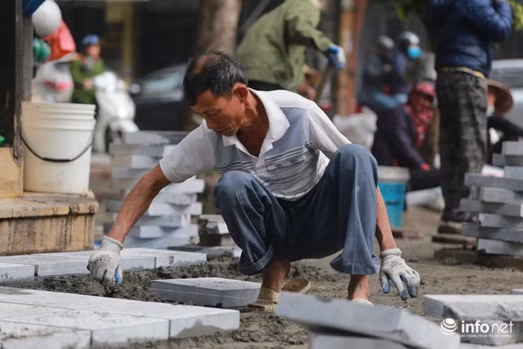 Theo một số công nhân ở đây cho biết việc thi công sẽ diễn ra vào ban ngày, buổi sáng bắt đầu từ 7h - 11h30, buổi chiều từ 13h30 - 17h.