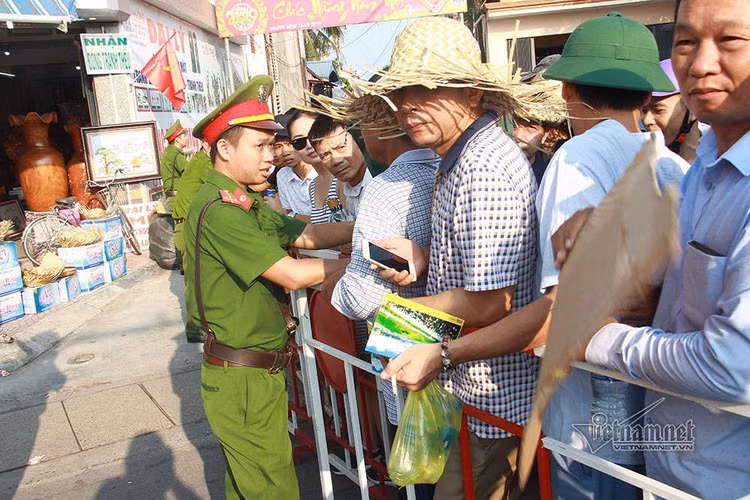 Sân Đồ Sơn quá tải, người dân trèo tường vào khán đài xem chọi trâu