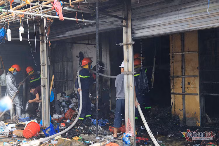 Tan hoang khu chợ lớn nhất Đông Anh, điêu đứng nhìn tài sản bị thiêu rụi