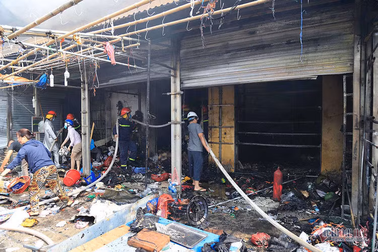Tan hoang khu chợ lớn nhất Đông Anh, điêu đứng nhìn tài sản bị thiêu rụi