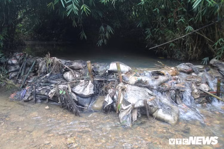 nuoc sinh hoat boc mui o ha noi: dung de dan them lo lang, bat an! hinh 1