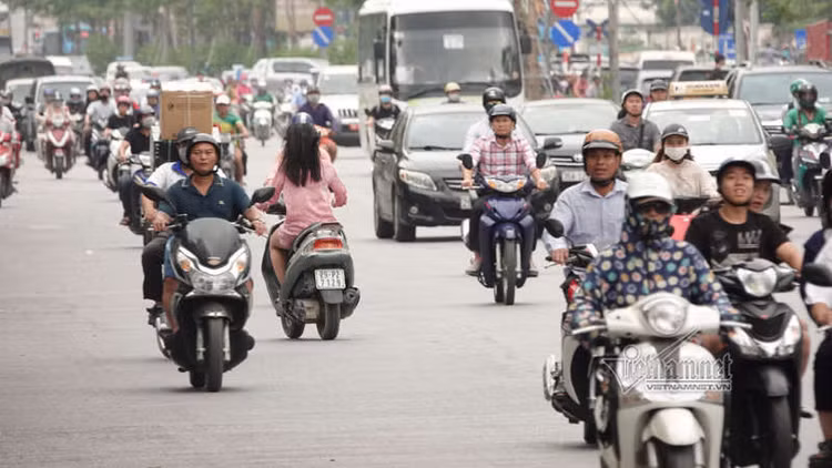 Vội vã quặt xe chạy trốn cảnh sát 141, cô gái nổi nhất phố Hà Nội