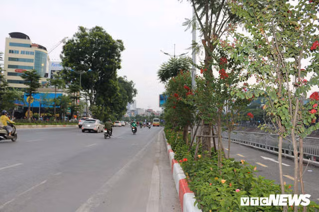Ảnh: Đường Láng thay đổi bất ngờ, dân Thủ đô cứ ngỡ đang lạc vào đường phố Singapore - Ảnh 6.