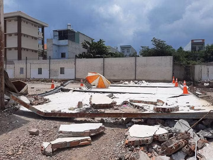 2 công nhân ở Bình Dương bị tường sập đè chết khi ngồi tránh nắng
