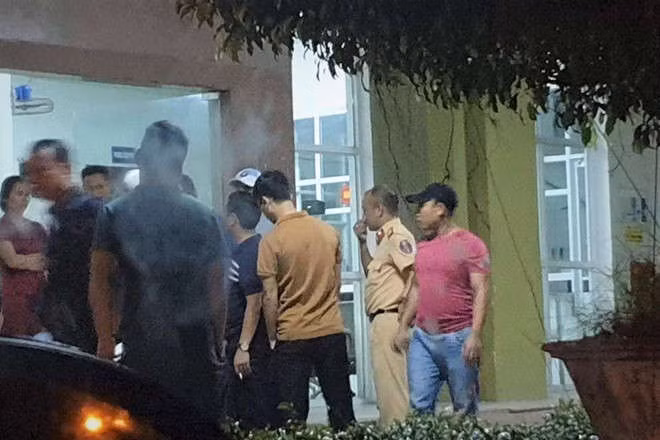 Ban chi thien de ‘giai cuu’ 2 cong an xo xat o quan karaoke hinh anh 1 