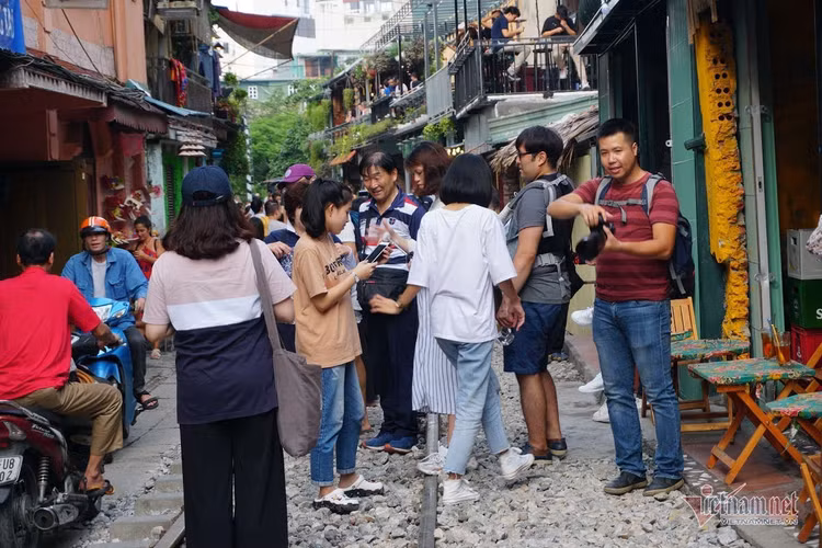 'Ngoại bất nhập', đóng cửa cà phê đường tàu từ sáng nay