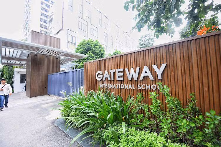 Biển tên trường Gateway chỉ rõ đây là trường quốc tế với cụm từ tiếng Anh là international school. Ảnh: Giang Huy