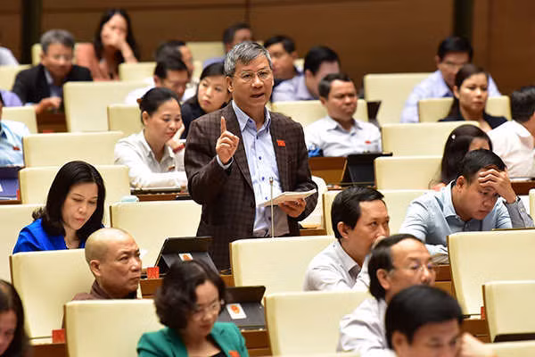 Cán bộ trẻ hay được hỏi ‘là con đồng chí nào’