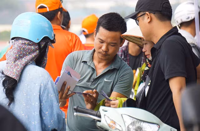 Vé chợ đen trận Việt Nam - Malaysia vẫn bị thổi giá cao ngất - 2