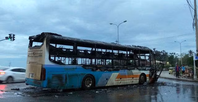 Xe khách cháy trơ khung khi đang lưu thông - 3