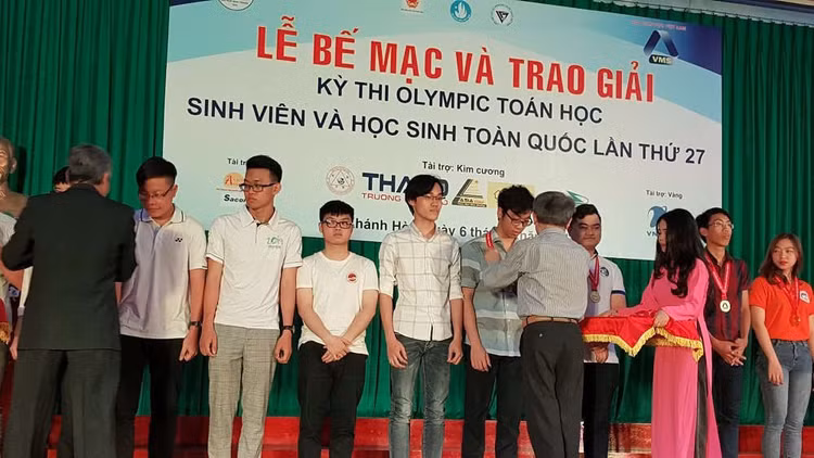 GS.TSKH Ngô Việt Trung, Chủ tịch Hội Toán học Việt Nam trao huy chương vàng cho thí sinh Vương Đình Ân.