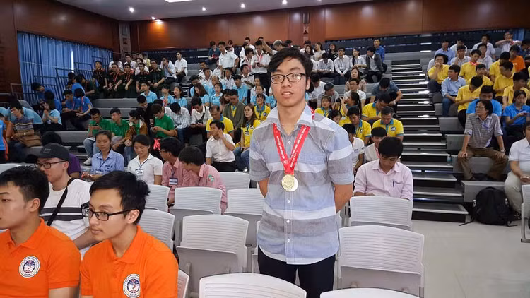 Thí sinh Vương Đình Ân trong Lễ bế mạc và trao giải kỳ thi Olympic Toán học sinh viên và học sinh 2019.