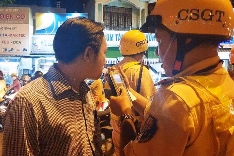 Tùy theo mức độ vi phạm về nồng độ cồn mà tài xế bị tước bằng lái từ 10-24 tháng. 