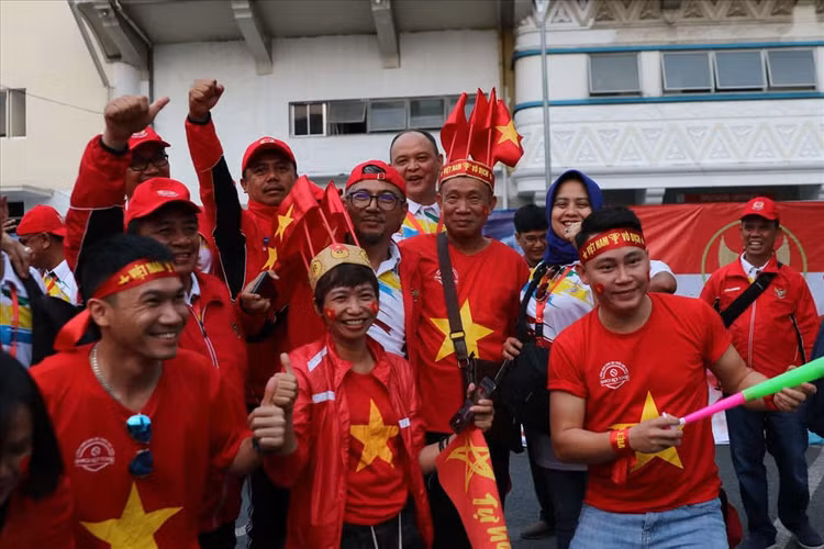 Không khí cuồng nhiệt của các CVĐ Việt Nam bên ngoài sân Rizal Memorial trước trận chung kết. Ảnh: D.P