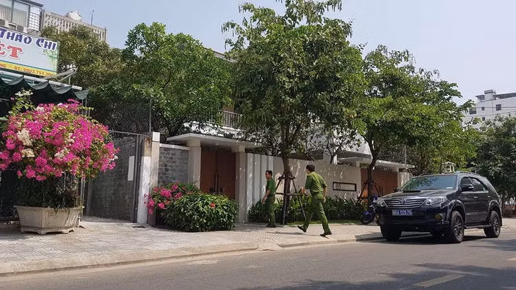 Xe công an ghé nhà cựu Phó chủ tịch UBND TP Đà Nẵng - ảnh 3