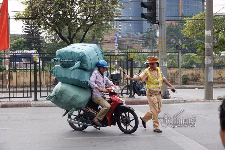 Vội vã quặt xe chạy trốn cảnh sát 141, cô gái nổi nhất phố Hà Nội