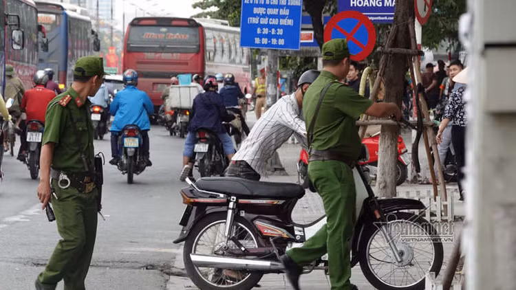 Vội vã quặt xe chạy trốn cảnh sát 141, cô gái nổi nhất phố Hà Nội