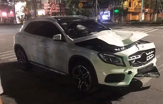 Xe gây tai nạn tại hầm Kim Liên giữa đêm 30/4. Ảnh: Xuân Hoa.&nbsp;