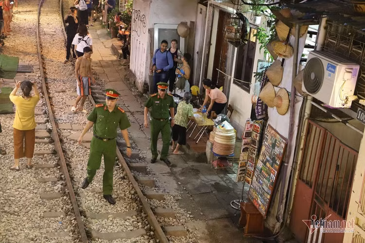 'Ngoại bất nhập', đóng cửa cà phê đường tàu từ sáng nay