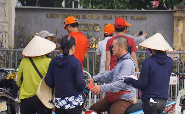 Vé chợ đen trận Việt Nam - Malaysia vẫn bị thổi giá cao ngất - 7