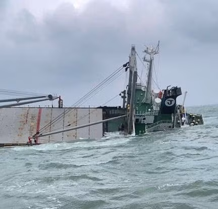 Tàu chở hàng gần 9.000 tấn chìm, khoảng 3km bờ biển có vệt cặn dầu - ảnh 4
