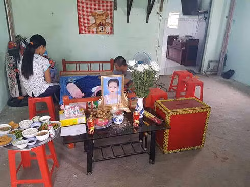 Di ảnh cháu bé 5 tuổi tử vong bất thường