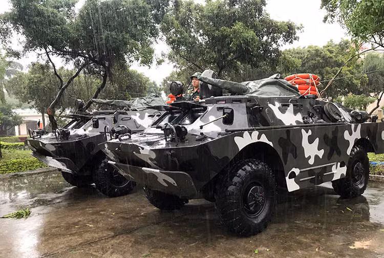 Xe bọc thép BRDM - 2 được điều động đến Bình Định sáng 10/11. Ảnh:&nbsp;Hữu Khoa.