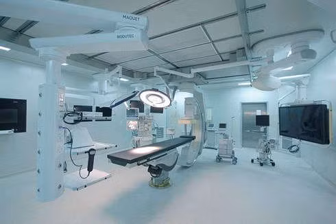 Bệnh viện Đa khoa Quốc tế Vinmec Central Park đã trang bị phòng mổ Hybrid cùng nhiều thiết bị hiện đại, đáp ứng các yêu cầu cao trong phẫu thuật, đặc biệt là trong can thiệp và mổ tim.