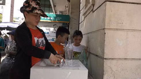 Chị Nguyễn Thị Tuyết cho biết: Nước ở đây rất sạch và ngon. Hàng ngày, có rất nhiều người ra lấy mang về.