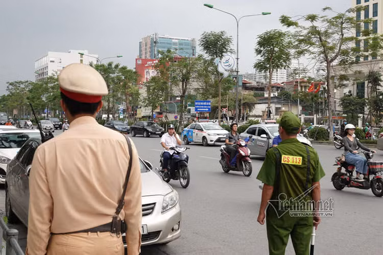 Vội vã quặt xe chạy trốn cảnh sát 141, cô gái nổi nhất phố Hà Nội