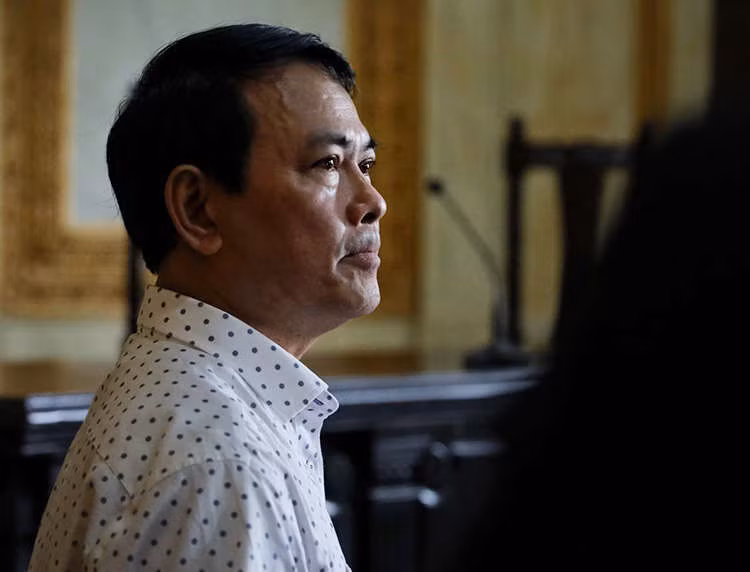 Nguyễn Hữu Linh nghe tuyên án sáng nay. Ảnh: Hữu Khoa.