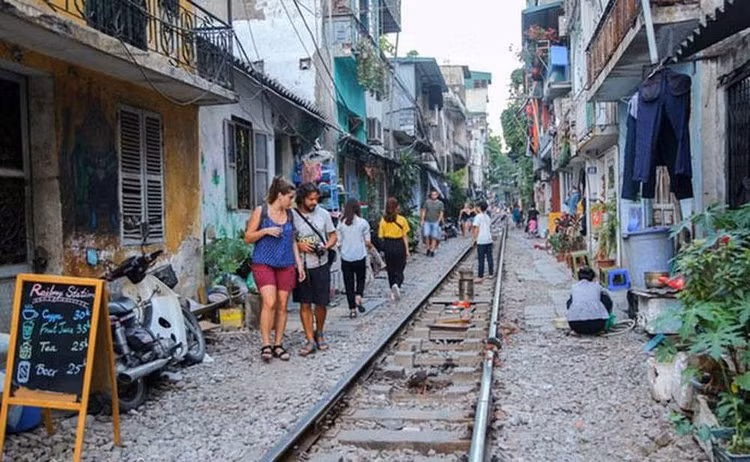 Người dân phố cà phê đường tàu Hà Nội sắp bị di dời