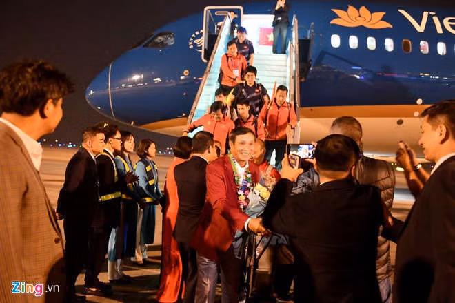 May bay dua nha vo dich SEA Games ha canh xuong Noi Bai hinh anh 3 