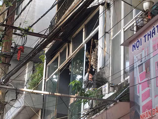 Cháy lớn cửa hàng trên đường La Thành, nhiều người nhảy xuống thoát thân - Ảnh 6.