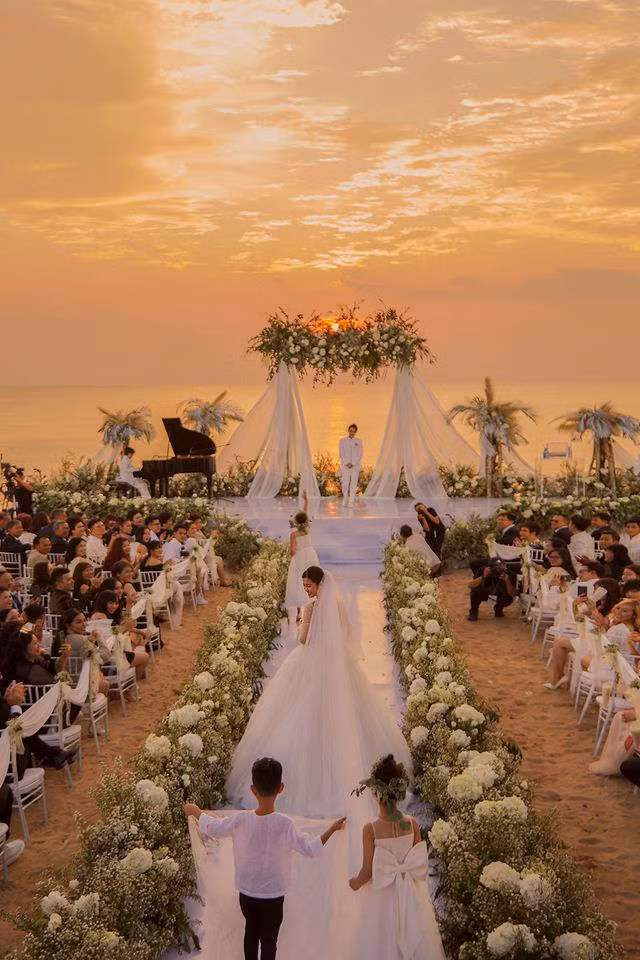 Ông Cao Thắng khóc cảm ơn Đông Nhi trong đám cưới đẹp như mơ - 2