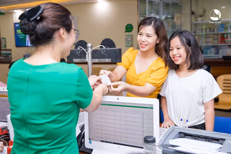 Thật tuyệt vời vì cả hai mẹ con đi khám trái tuyến mà được hưởng quyền lợi BHYT như đúng tuyến.