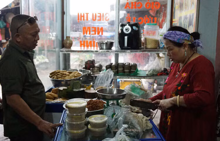 Khách đến mua một&nbsp;lạng giò. Ảnh: Hoàng Phương.