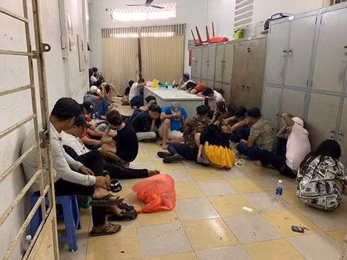 41 nam thanh nữ tú bị đưa về trụ sở, trong đó 27 người dương tính với ma túy.