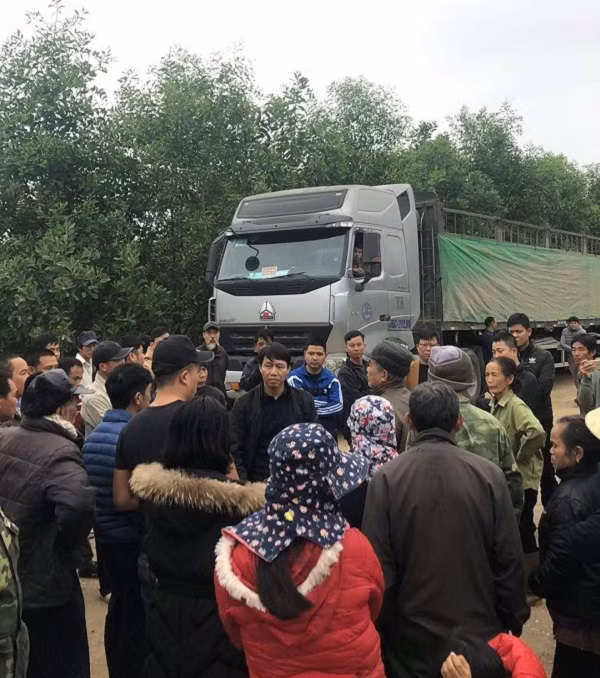 Phát hiện các xe container chở hàng vào nhà máy Nam Việt, người dân ra ngăn lại. Tới 17h30 cùng ngày, các cơ quan chức năng vẫn đang tiến hành thuyết phục người dân.