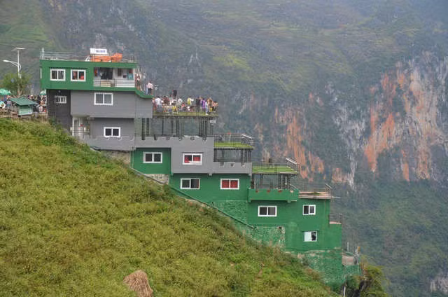 Cận cảnh Mã Pì Lèng Panorama “khoác áo” màu xanh trước khi bị tháo dỡ - 3