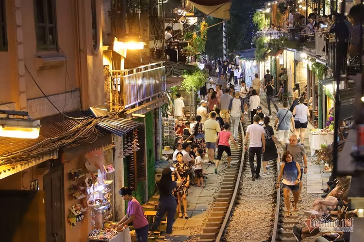 'Ngoại bất nhập', đóng cửa cà phê đường tàu từ sáng nay