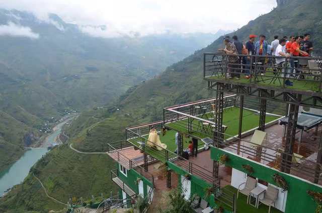 Cận cảnh Mã Pì Lèng Panorama “khoác áo” màu xanh trước khi bị tháo dỡ - 4
