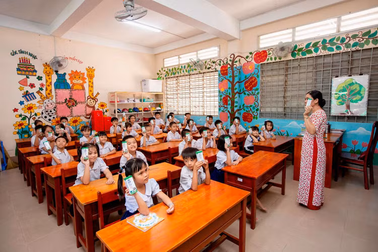 Từ tháng 11/2019, gần 70.000 học sinh mầm non và tiểu học công lập của tỉnh Vĩnh Long sẽ chính thức được thụ hưởng chương trình Sữa học đường.
