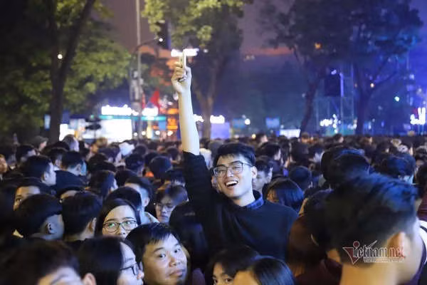 Chen nhau đón năm mới, thiếu nữ ngất xỉu bên vườn hoa Hà Nội